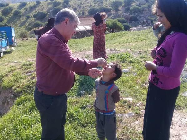 اجرای برنامه تلقیح واکسن پولیو در مناطق عشایری گیلان غرب