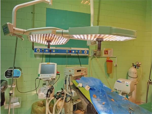 تعویض چراغ های سیالتیک اتاق عمل جراحی پلاستیک