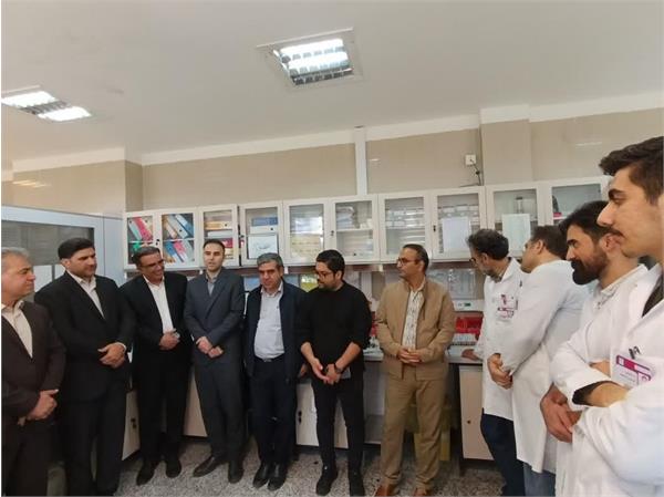 بازدید تیم مدیریتی بیمارستان آیت الله  طالقانی(ره) کرمانشاه و تقدیر از پرسنل خدوم واحد آزمایشگاه به مناسبت روز جهانی آزمایشگاه