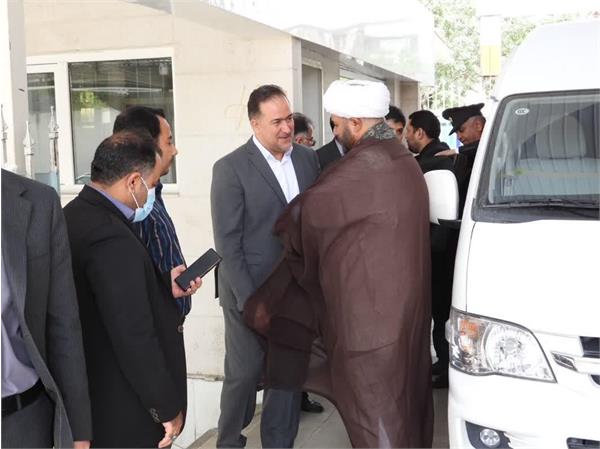 آیین پرچم گردانی پرچم متبرک حرم امام رضا (ع)توسط خدام آستان قدس رضوی دربخش های درمانی مرکز
