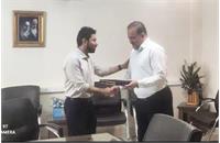 تقدیر و تشکر ریاست محترم بیمارستان جناب آقای دکتر قارویی از تلاش بی دریغ و ایثارگرانه جناب آقای دکتر حیدری مدیریت محترم